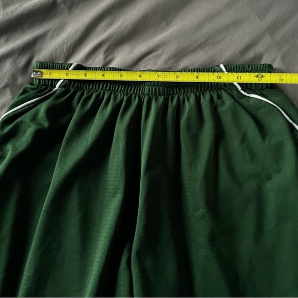 Women’s Medium Under Armour Shorts. EUC - Picture 5 of 7